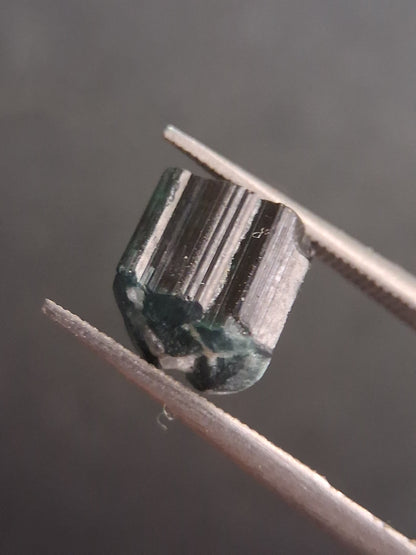 Rough tourmaline - for faceting or rough gemstone jewelry - 2.801 ct - deep green to bluish green - Natural Gems Belgium
