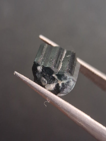 Rough tourmaline - for faceting or rough gemstone jewelry - 2.801 ct - deep green to bluish green - Natural Gems Belgium