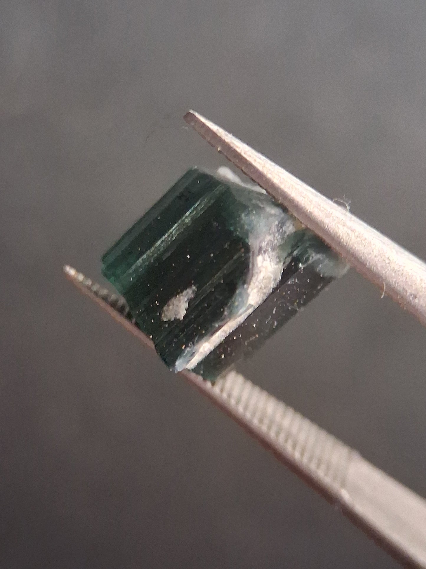 Rough tourmaline - for faceting or rough gemstone jewelry - 2.801 ct - deep green to bluish green - Natural Gems Belgium