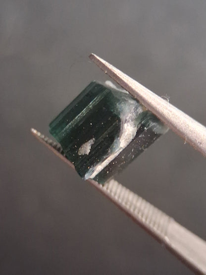 Rough tourmaline - for faceting or rough gemstone jewelry - 2.801 ct - deep green to bluish green - Natural Gems Belgium