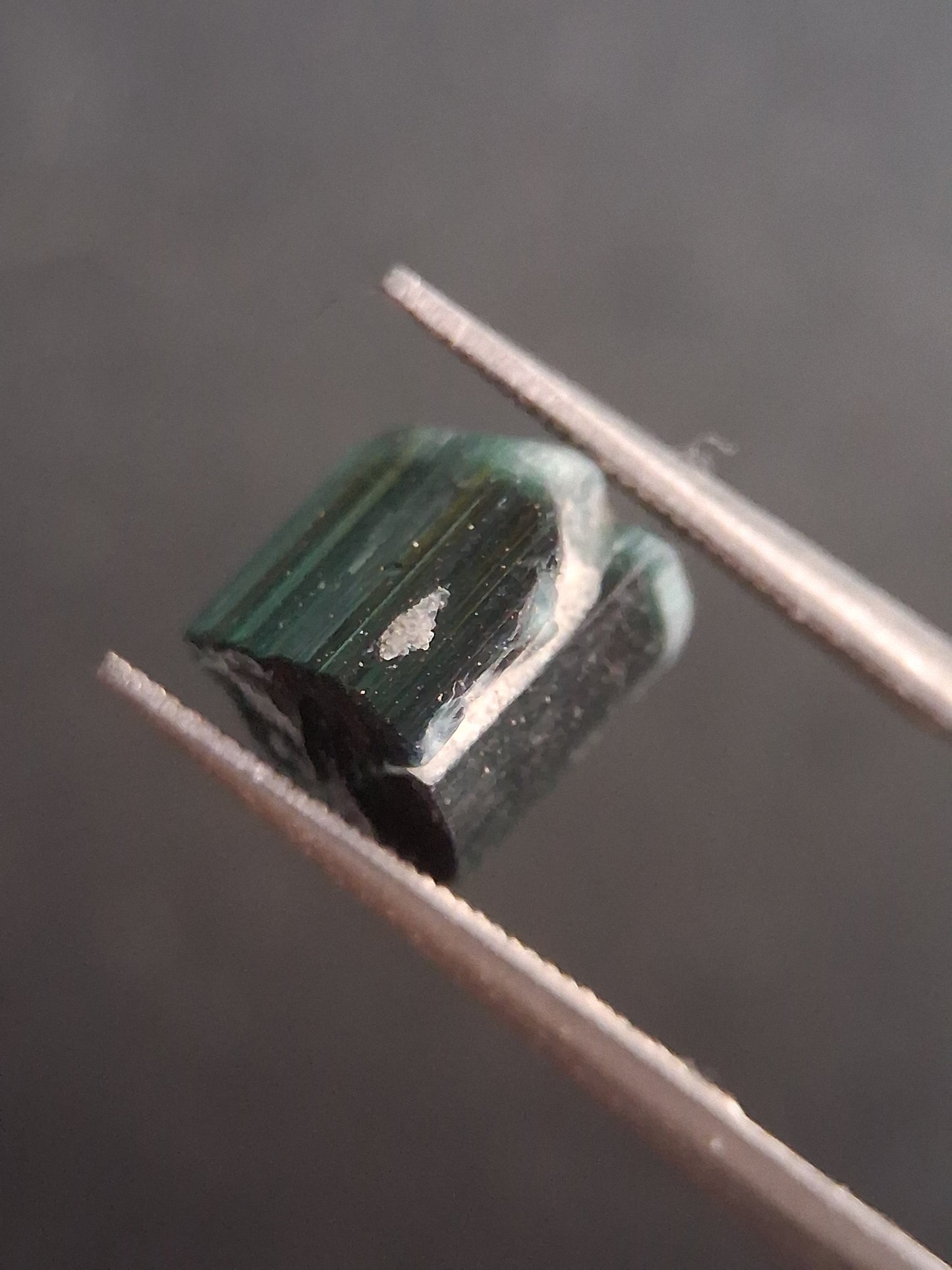 Rough tourmaline - for faceting or rough gemstone jewelry - 2.801 ct - deep green to bluish green - Natural Gems Belgium