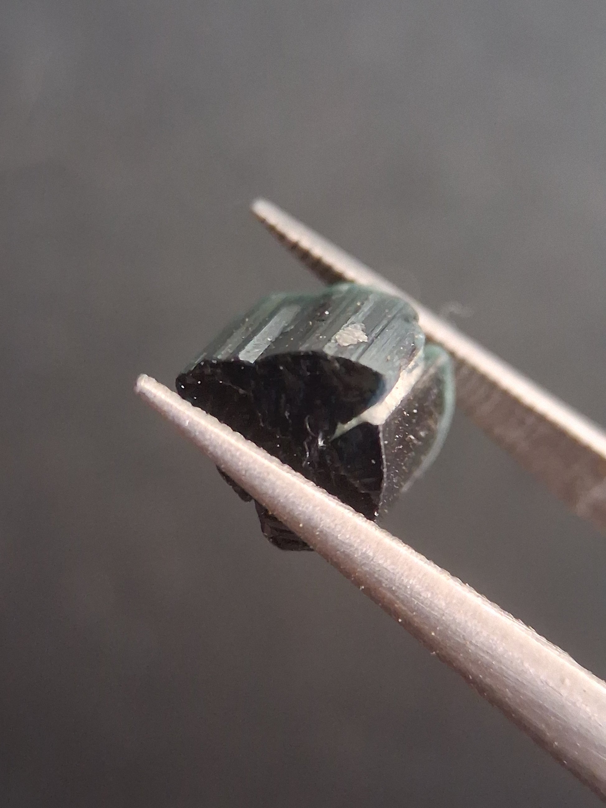 Rough tourmaline - for faceting or rough gemstone jewelry - 2.801 ct - deep green to bluish green - Natural Gems Belgium