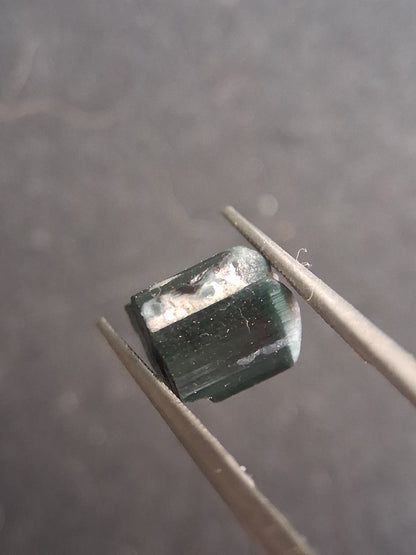 Rough tourmaline - for faceting or rough gemstone jewelry - 2.801 ct - deep green to bluish green - Natural Gems Belgium
