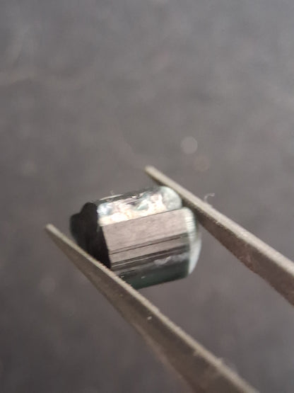 Rough tourmaline - for faceting or rough gemstone jewelry - 2.801 ct - deep green to bluish green - Natural Gems Belgium