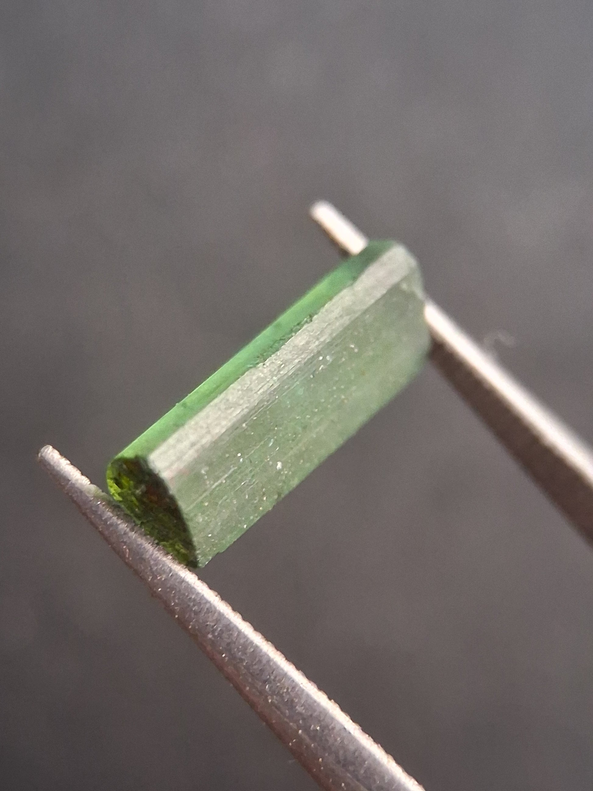 Rough tourmaline - for faceting or rough gemstone jewelry - 1.499 ct - Bright green - Natural Gems Belgium
