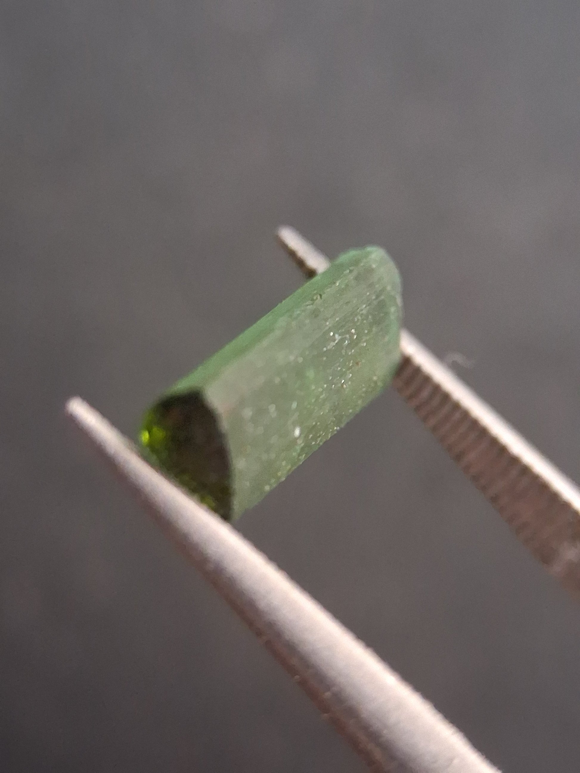 Rough tourmaline - for faceting or rough gemstone jewelry - 1.499 ct - Bright green - Natural Gems Belgium