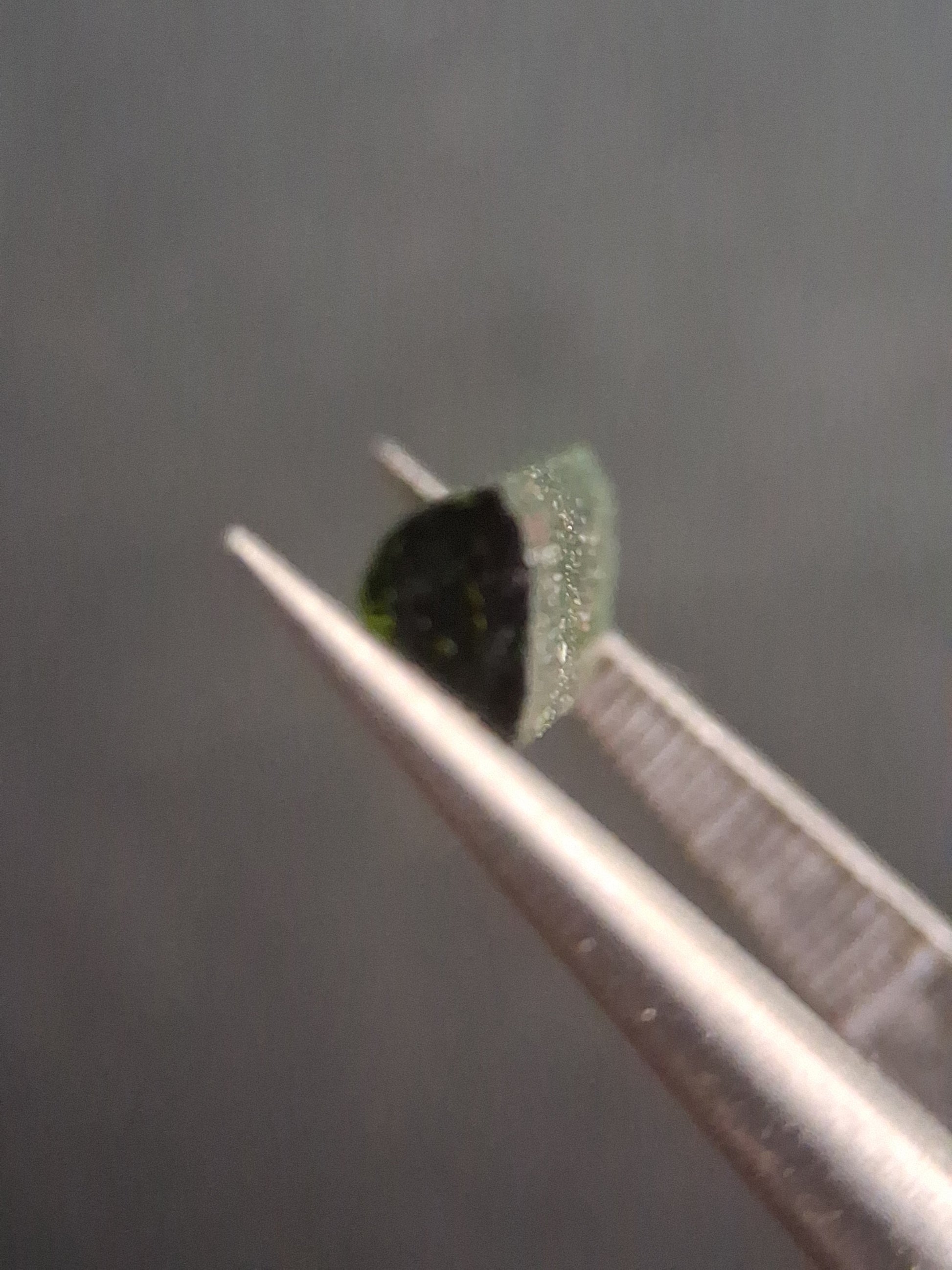 Rough tourmaline - for faceting or rough gemstone jewelry - 1.499 ct - Bright green - Natural Gems Belgium