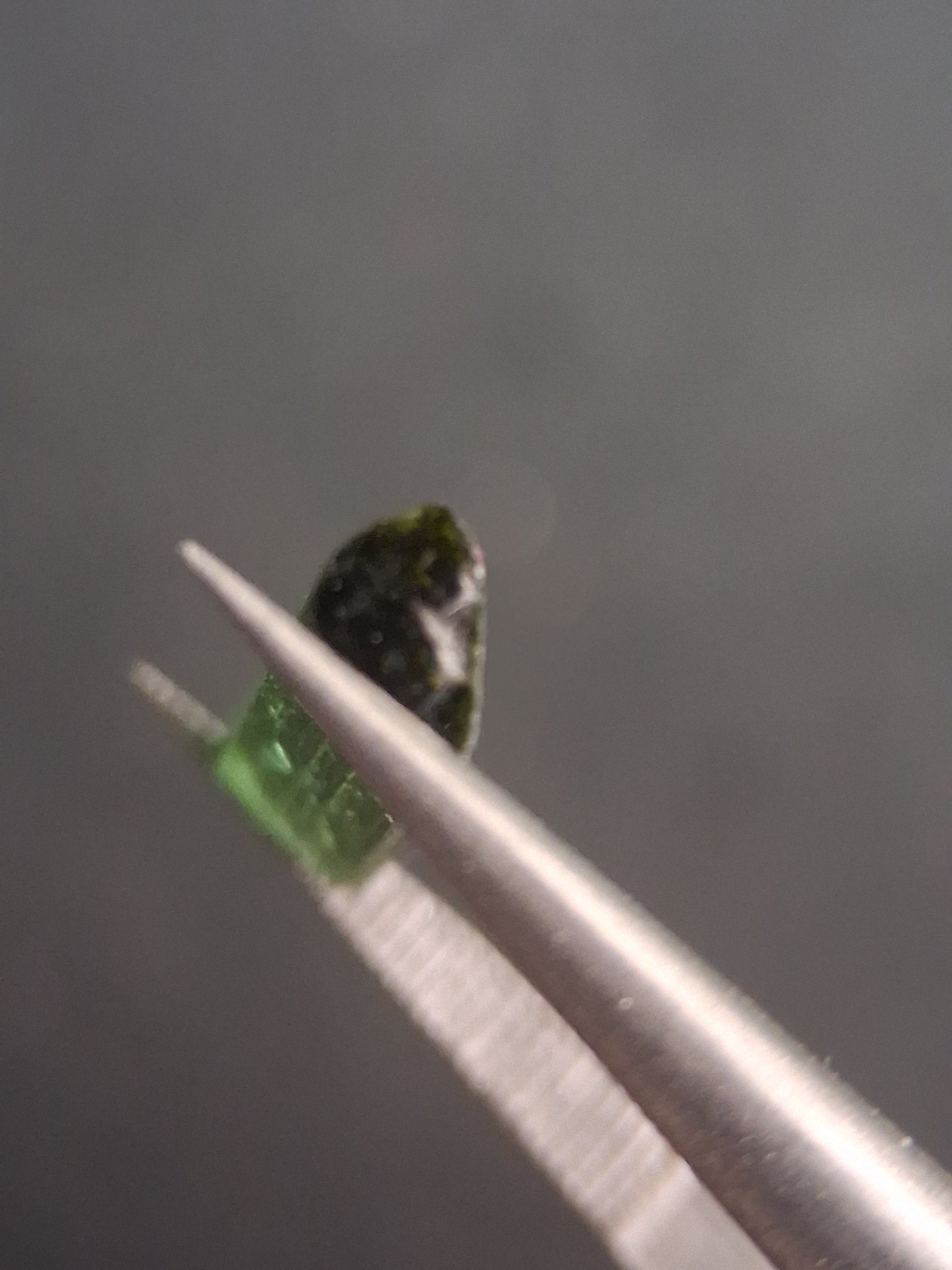 Rough tourmaline - for faceting or rough gemstone jewelry - 1.499 ct - Bright green - Natural Gems Belgium