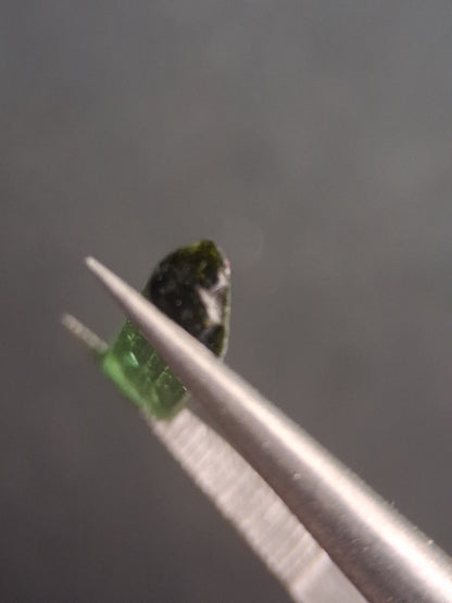 Rough tourmaline - for faceting or rough gemstone jewelry - 1.499 ct - Bright green - Natural Gems Belgium