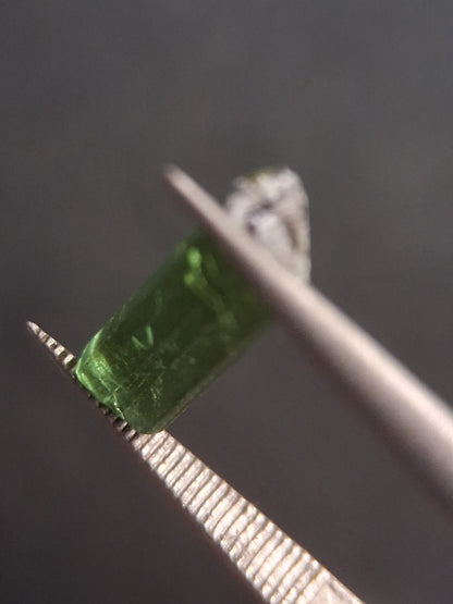 Rough tourmaline - for faceting or rough gemstone jewelry - 1.499 ct - Bright green - Natural Gems Belgium