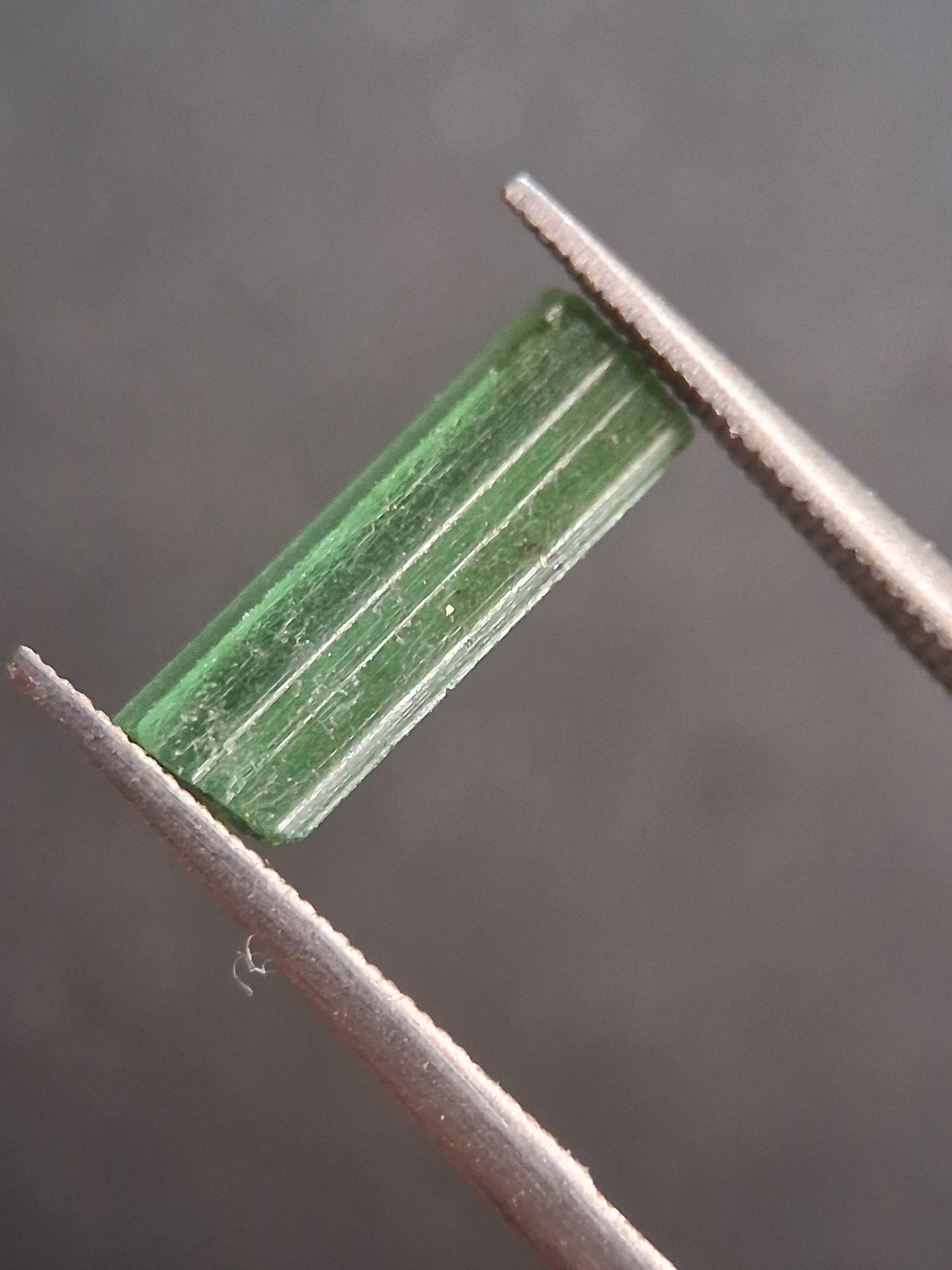 Rough tourmaline - for faceting or rough gemstone jewelry - 1.499 ct - Bright green - Natural Gems Belgium