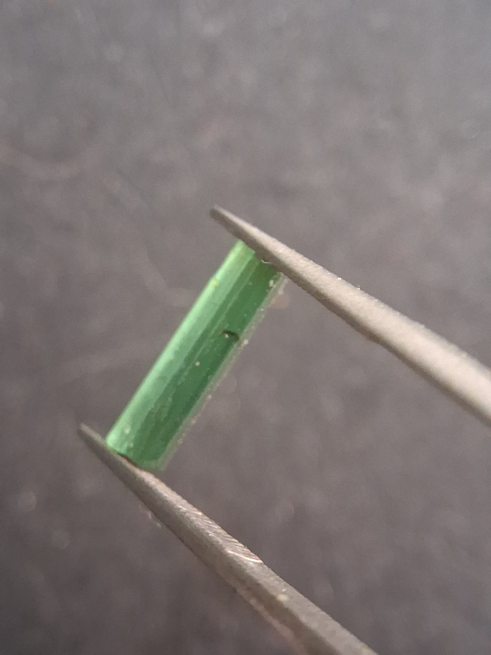 Rough tourmaline - for faceting or rough gemstone jewelry - 1.499 ct - Bright green - Natural Gems Belgium