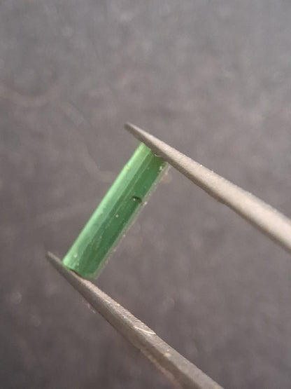 Rough tourmaline - for faceting or rough gemstone jewelry - 1.499 ct - Bright green - Natural Gems Belgium