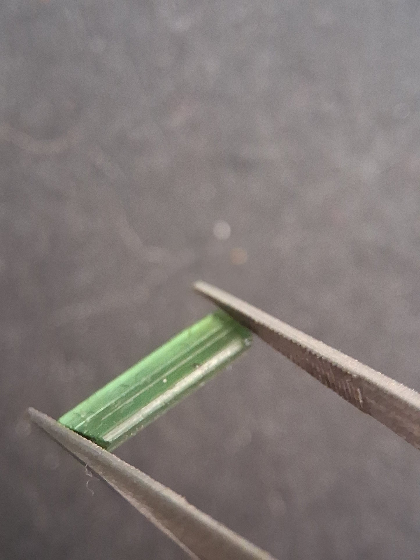 Rough tourmaline - for faceting or rough gemstone jewelry - 1.499 ct - Bright green - Natural Gems Belgium