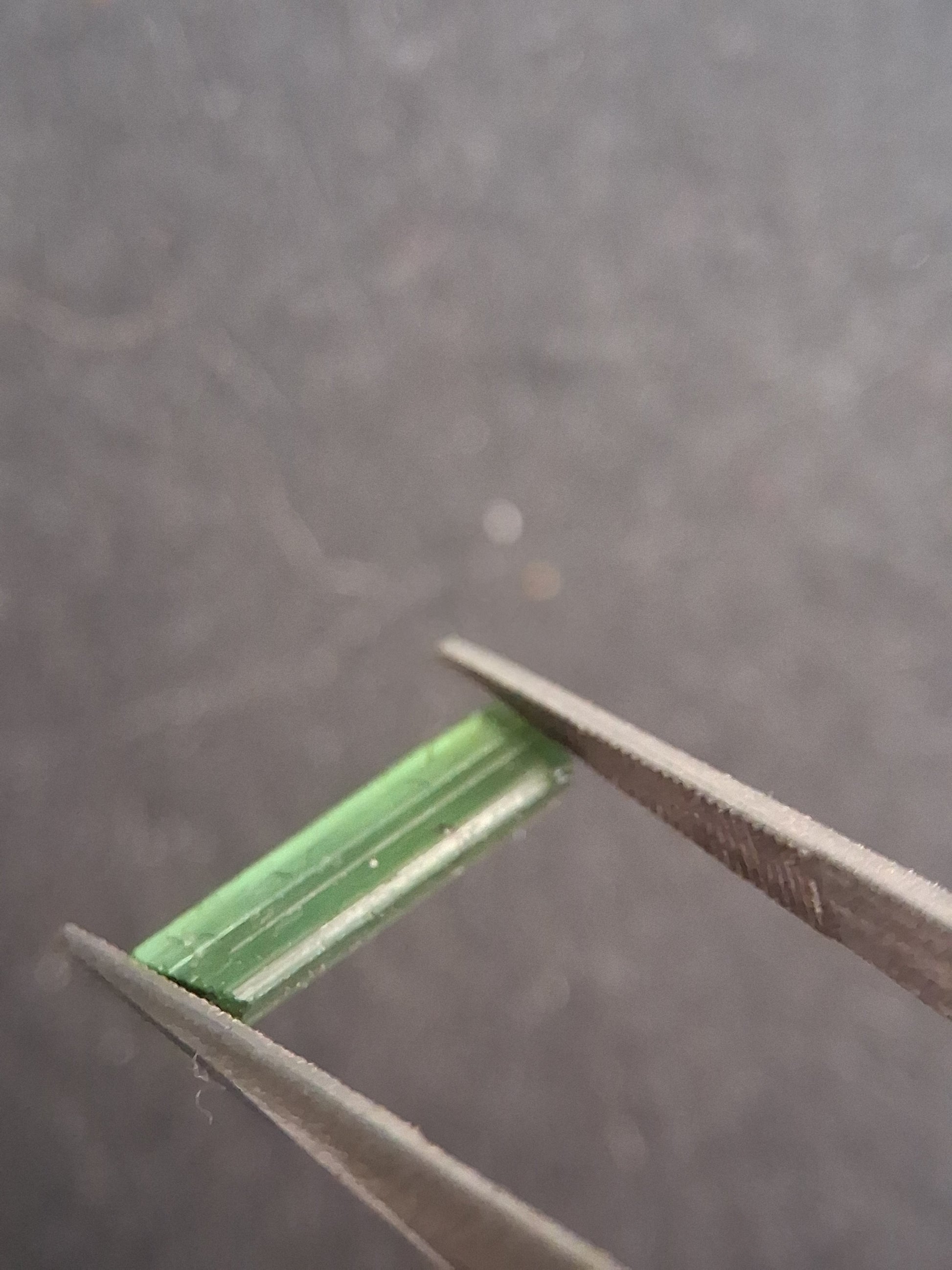 Rough tourmaline - for faceting or rough gemstone jewelry - 1.499 ct - Bright green - Natural Gems Belgium