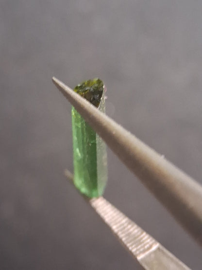 Rough tourmaline - for faceting or rough gemstone jewelry - 1.499 ct - Bright green - Natural Gems Belgium