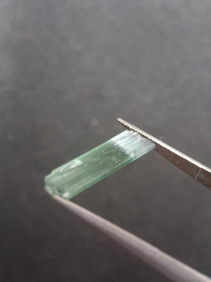 Rough tourmaline - for faceting or rough gemstone jewelry - 1.640 ct - bicolor - Natural Gems Belgium