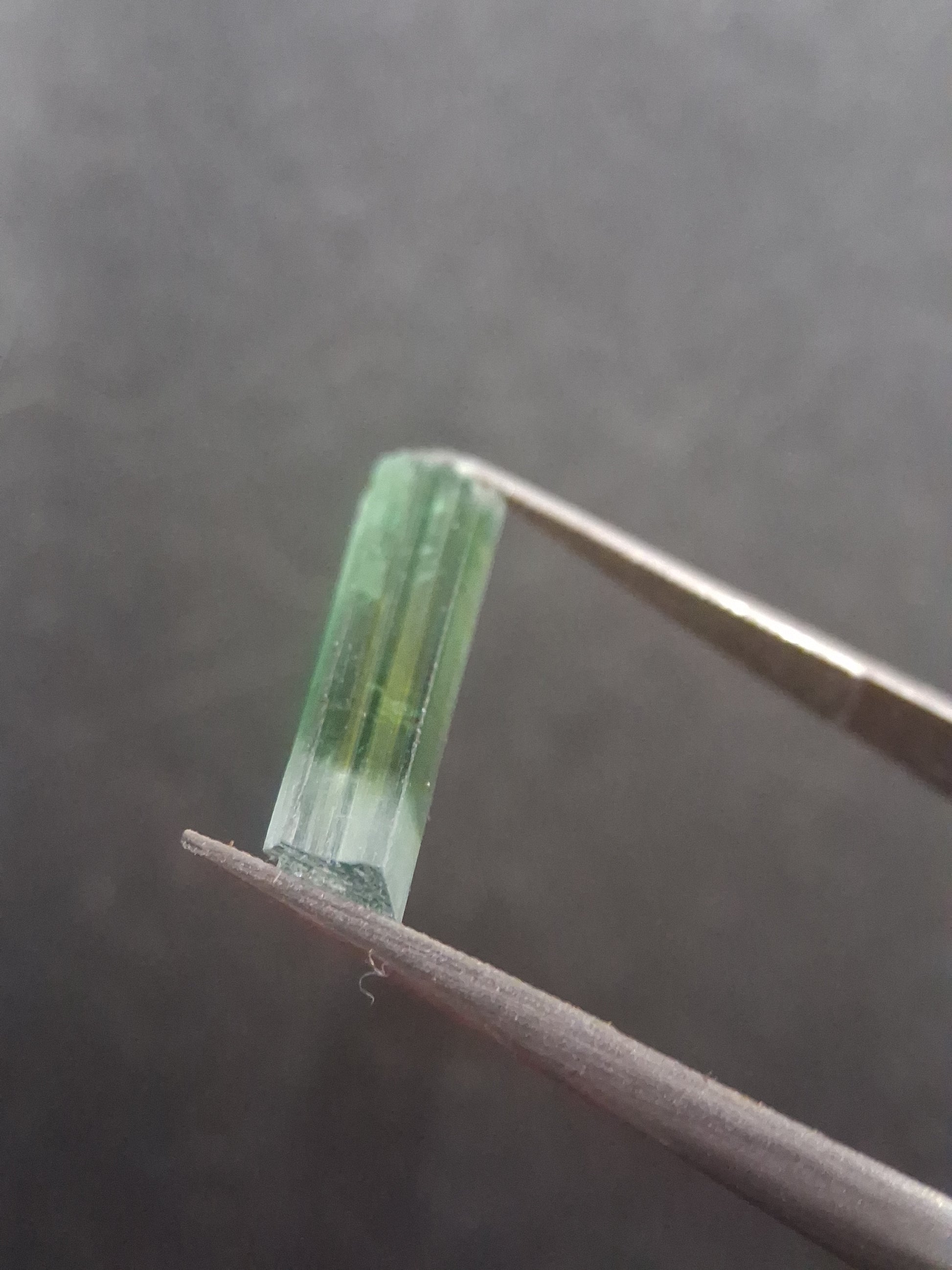 Rough tourmaline - for faceting or rough gemstone jewelry - 1.640 ct - bicolor - Natural Gems Belgium