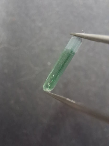 Rough tourmaline - for faceting or rough gemstone jewelry - 1.640 ct - bicolor - Natural Gems Belgium