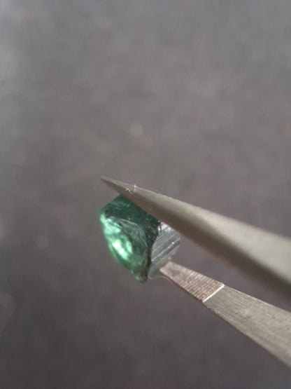 Rough tourmaline - for faceting or rough gemstone jewelry - 2.429 ct - greenish blue - Natural Gems Belgium