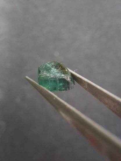 Rough tourmaline - for faceting or rough gemstone jewelry - 2.429 ct - greenish blue - Natural Gems Belgium