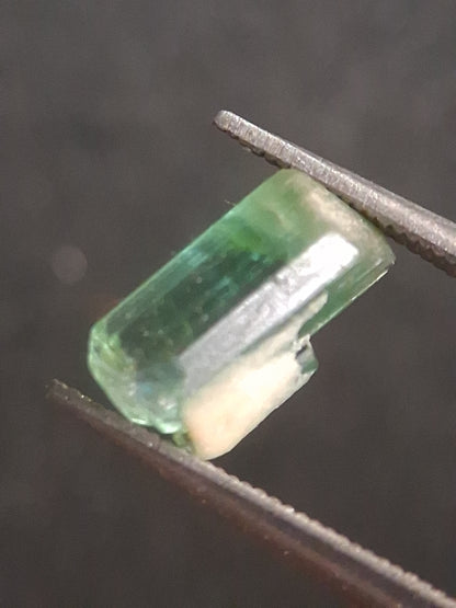 Rough tourmaline - for faceting or rough gemstone jewelry - 1.299 ct - very light to bright green - Natural Gems Belgium