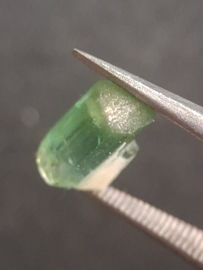 Rough tourmaline - for faceting or rough gemstone jewelry - 1.299 ct - very light to bright green - Natural Gems Belgium