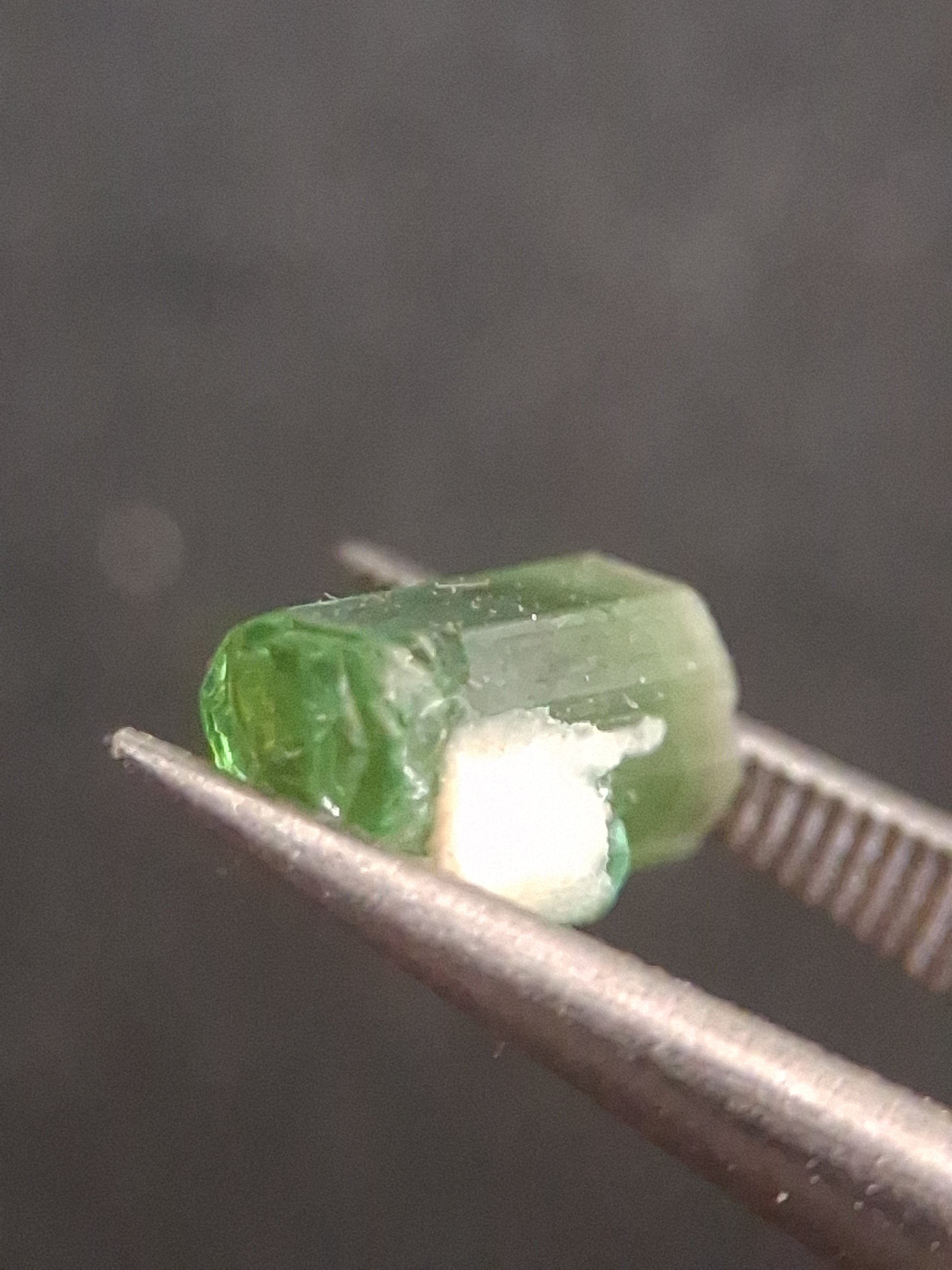 Rough tourmaline - for faceting or rough gemstone jewelry - 1.299 ct - very light to bright green - Natural Gems Belgium