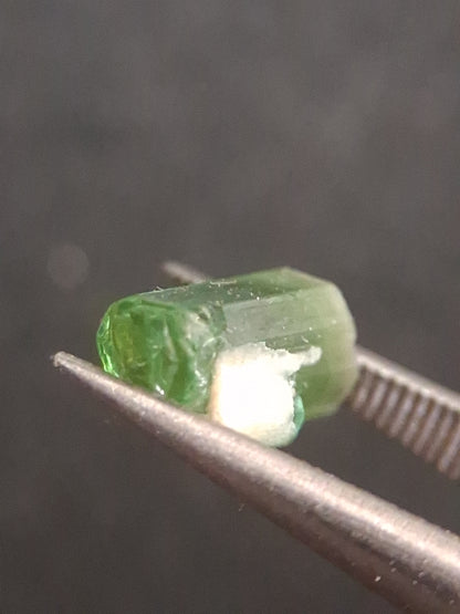 Rough tourmaline - for faceting or rough gemstone jewelry - 1.299 ct - very light to bright green - Natural Gems Belgium