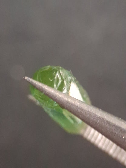 Rough tourmaline - for faceting or rough gemstone jewelry - 1.299 ct - very light to bright green - Natural Gems Belgium