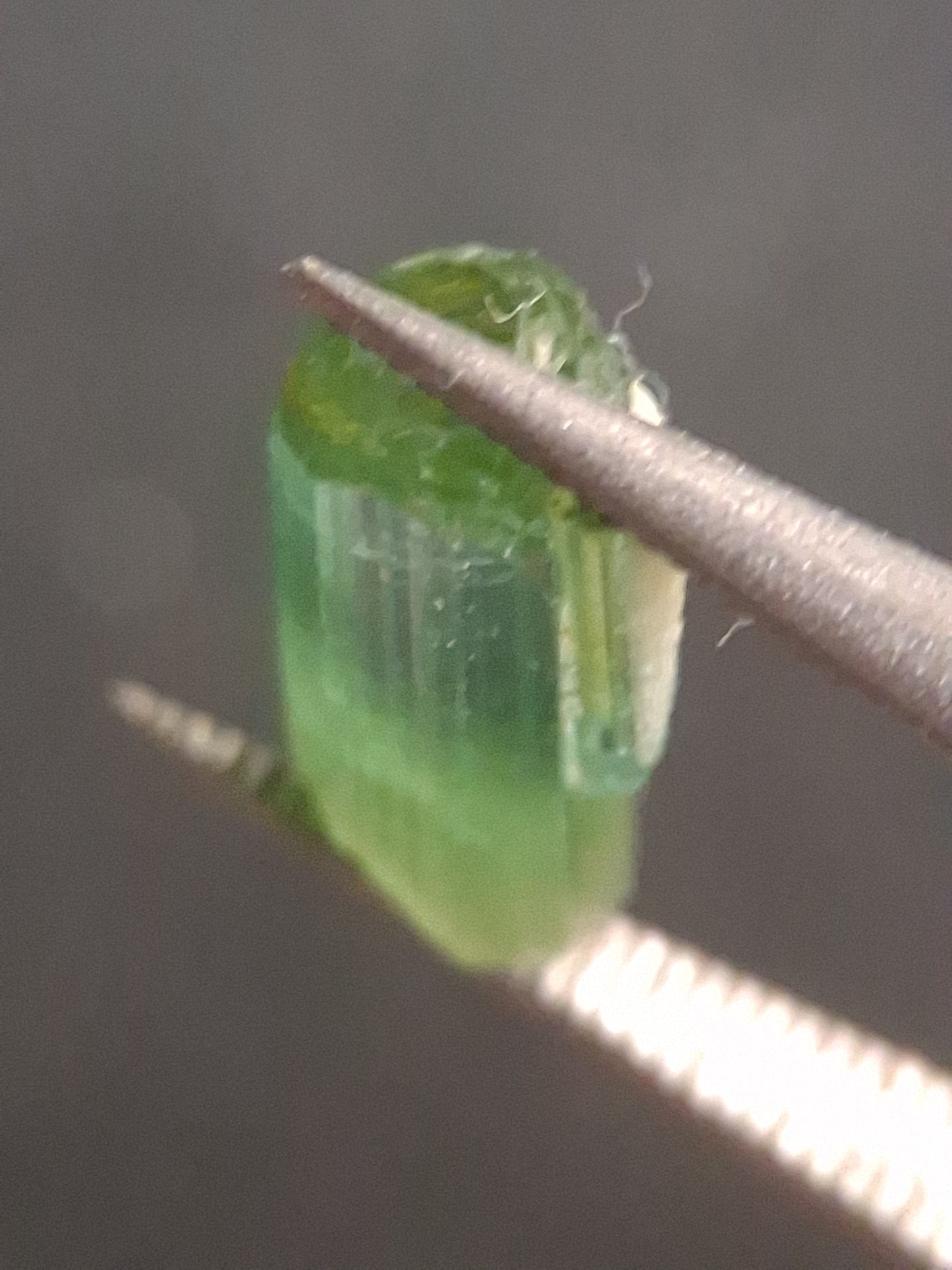 Rough tourmaline - for faceting or rough gemstone jewelry - 1.299 ct - very light to bright green - Natural Gems Belgium