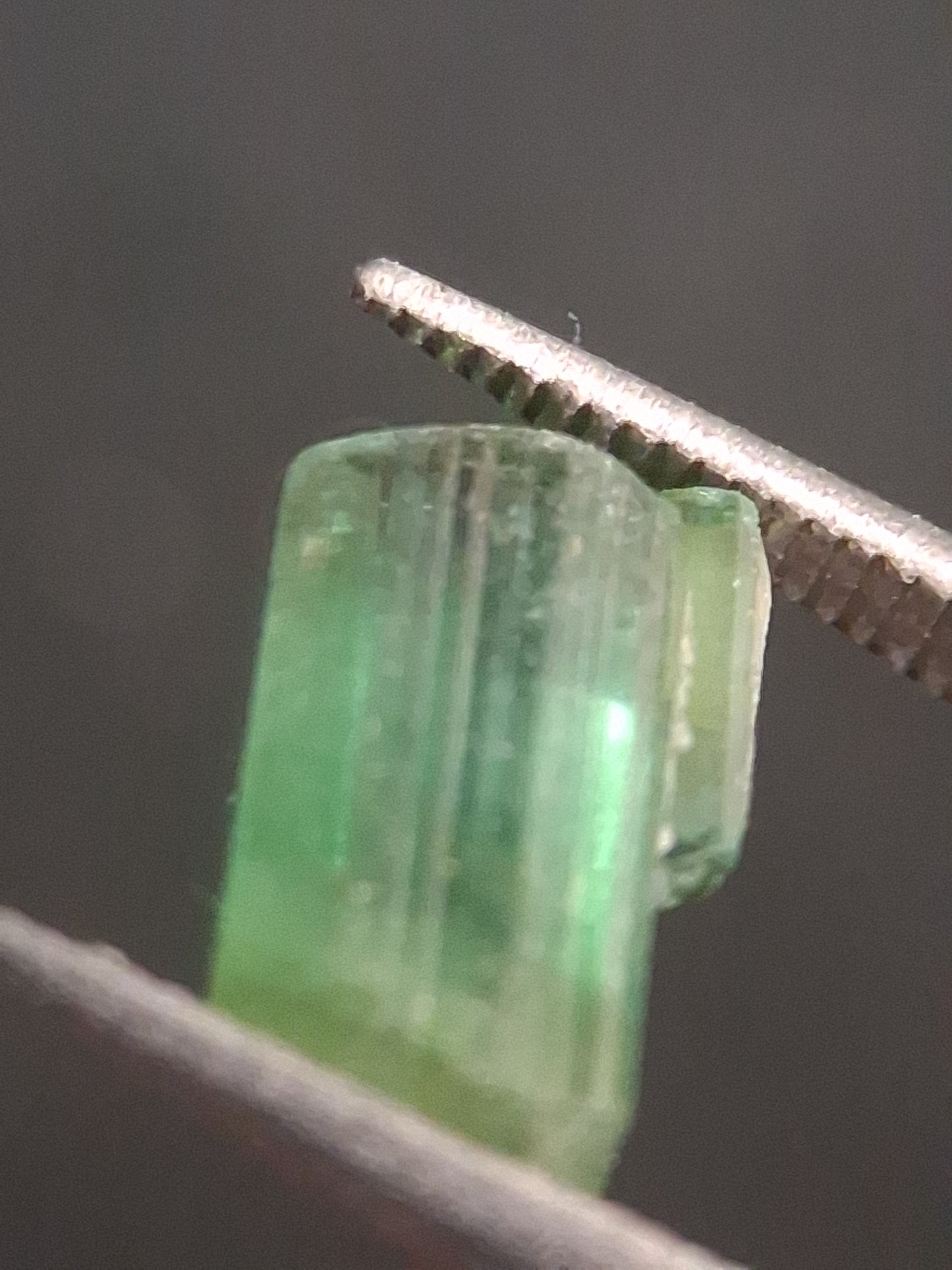 Rough tourmaline - for faceting or rough gemstone jewelry - 1.299 ct - very light to bright green - Natural Gems Belgium