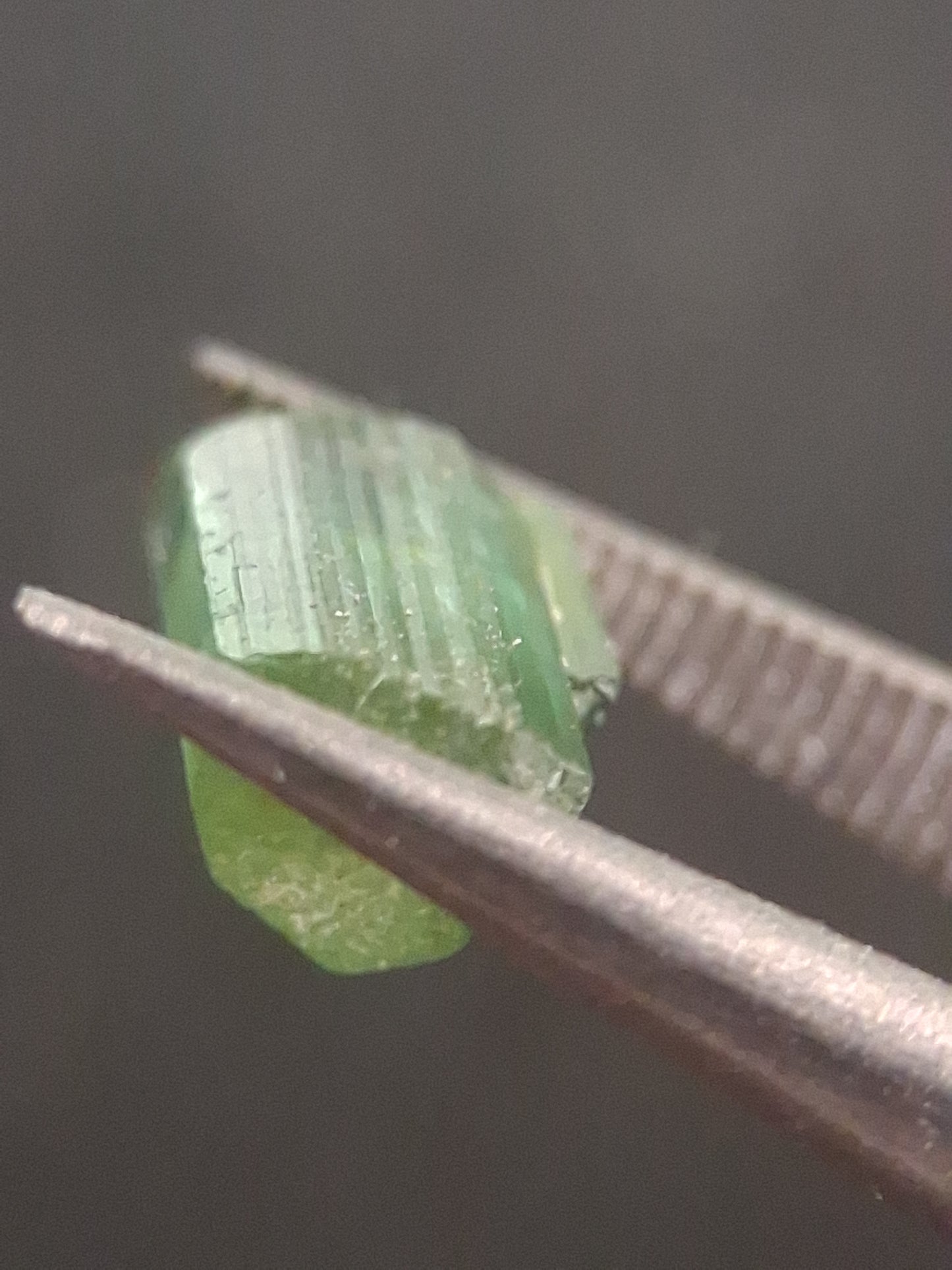 Rough tourmaline - for faceting or rough gemstone jewelry - 1.299 ct - very light to bright green - Natural Gems Belgium