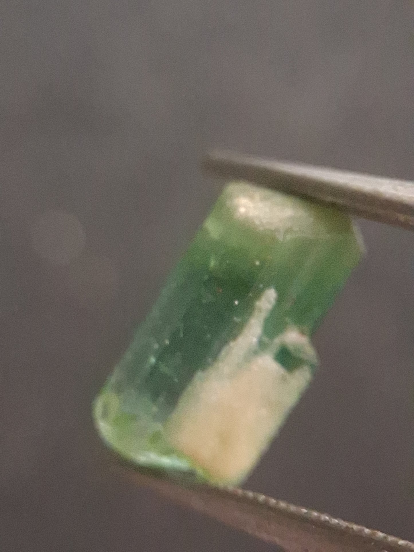 Rough tourmaline - for faceting or rough gemstone jewelry - 1.299 ct - very light to bright green - Natural Gems Belgium