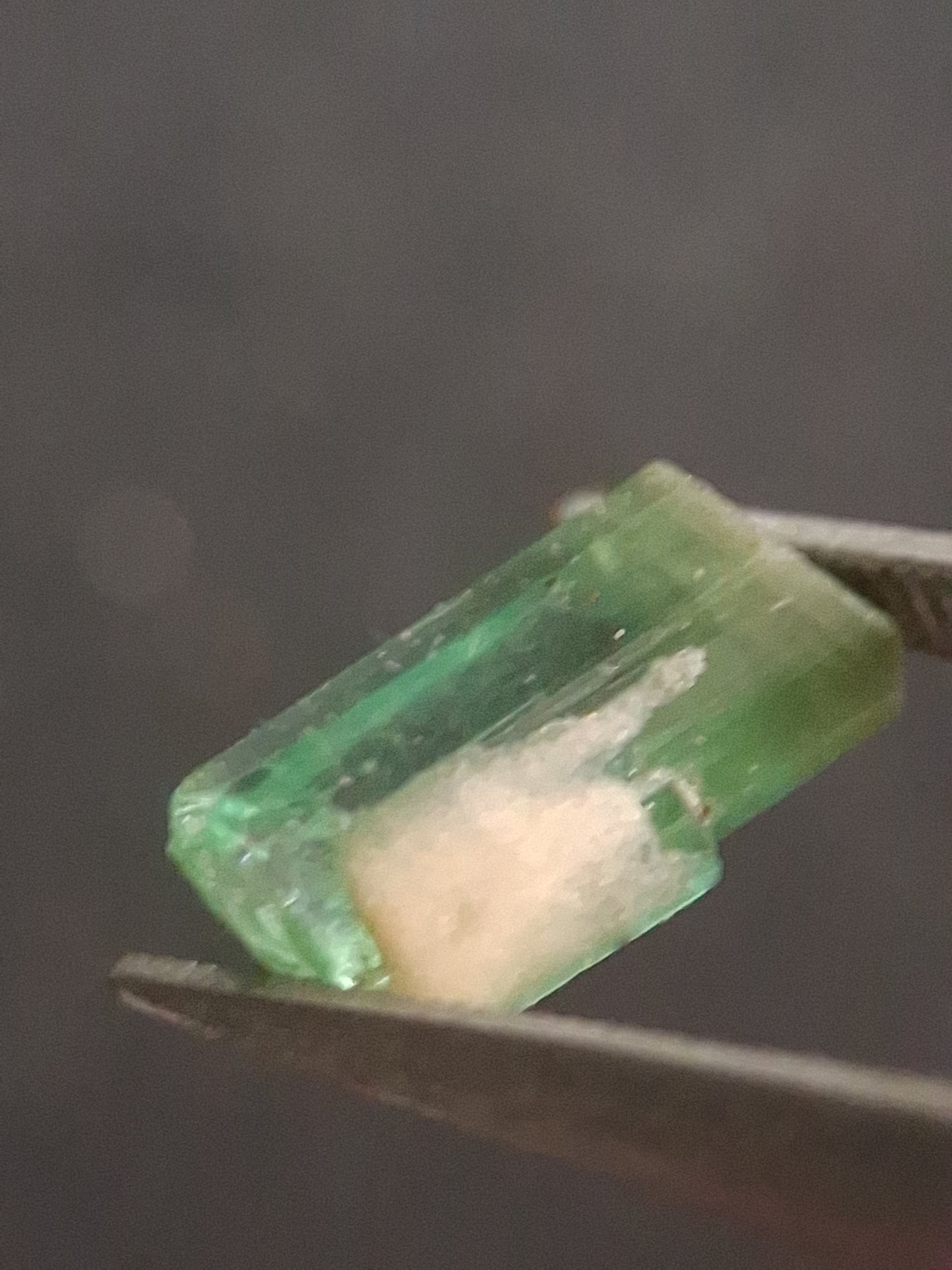 Rough tourmaline - for faceting or rough gemstone jewelry - 1.299 ct - very light to bright green - Natural Gems Belgium