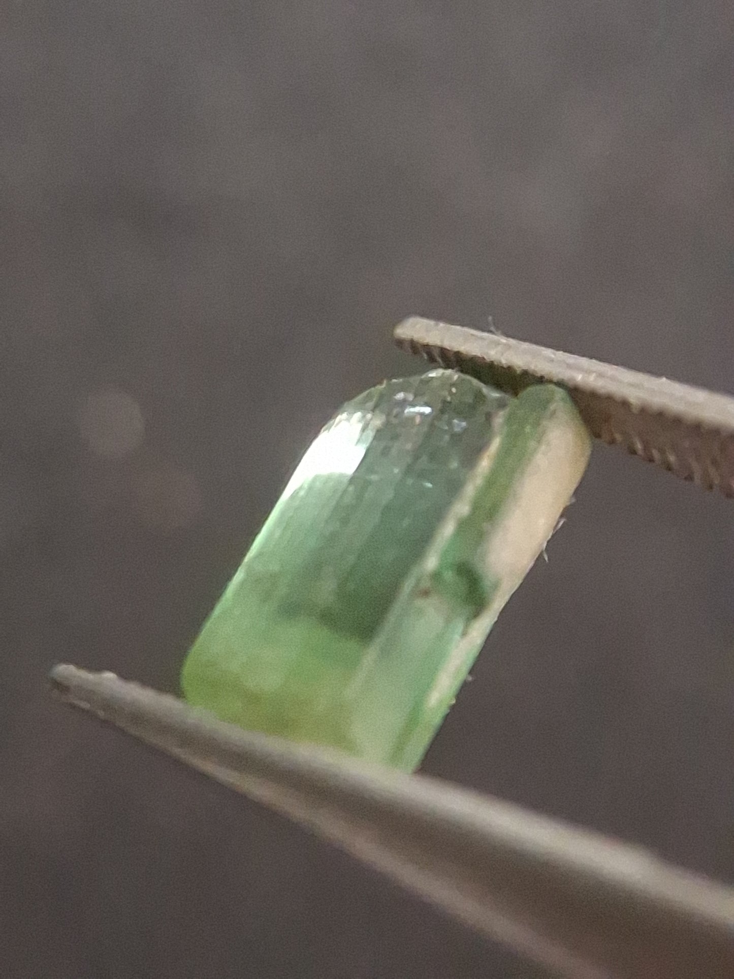 Rough tourmaline - for faceting or rough gemstone jewelry - 1.299 ct - very light to bright green - Natural Gems Belgium