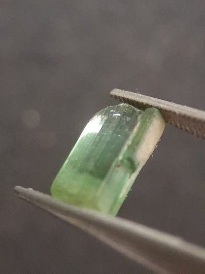 Rough tourmaline - for faceting or rough gemstone jewelry - 1.299 ct - very light to bright green - Natural Gems Belgium