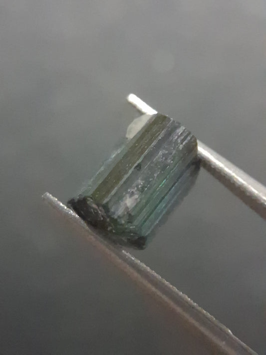 Rough tourmaline - for faceting or rough gemstone jewelry - 2.478 ct - deep green verdelite - Natural Gems Belgium