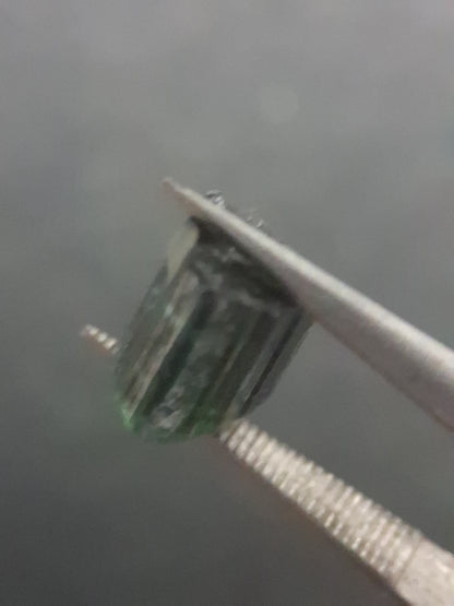 Rough tourmaline - for faceting or rough gemstone jewelry - 2.478 ct - deep green verdelite - Natural Gems Belgium