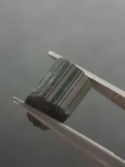 Rough tourmaline - for faceting or rough gemstone jewelry - 2.478 ct - deep green verdelite - Natural Gems Belgium