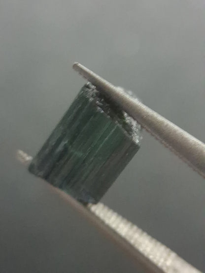 Rough tourmaline - for faceting or rough gemstone jewelry - 2.478 ct - deep green verdelite - Natural Gems Belgium
