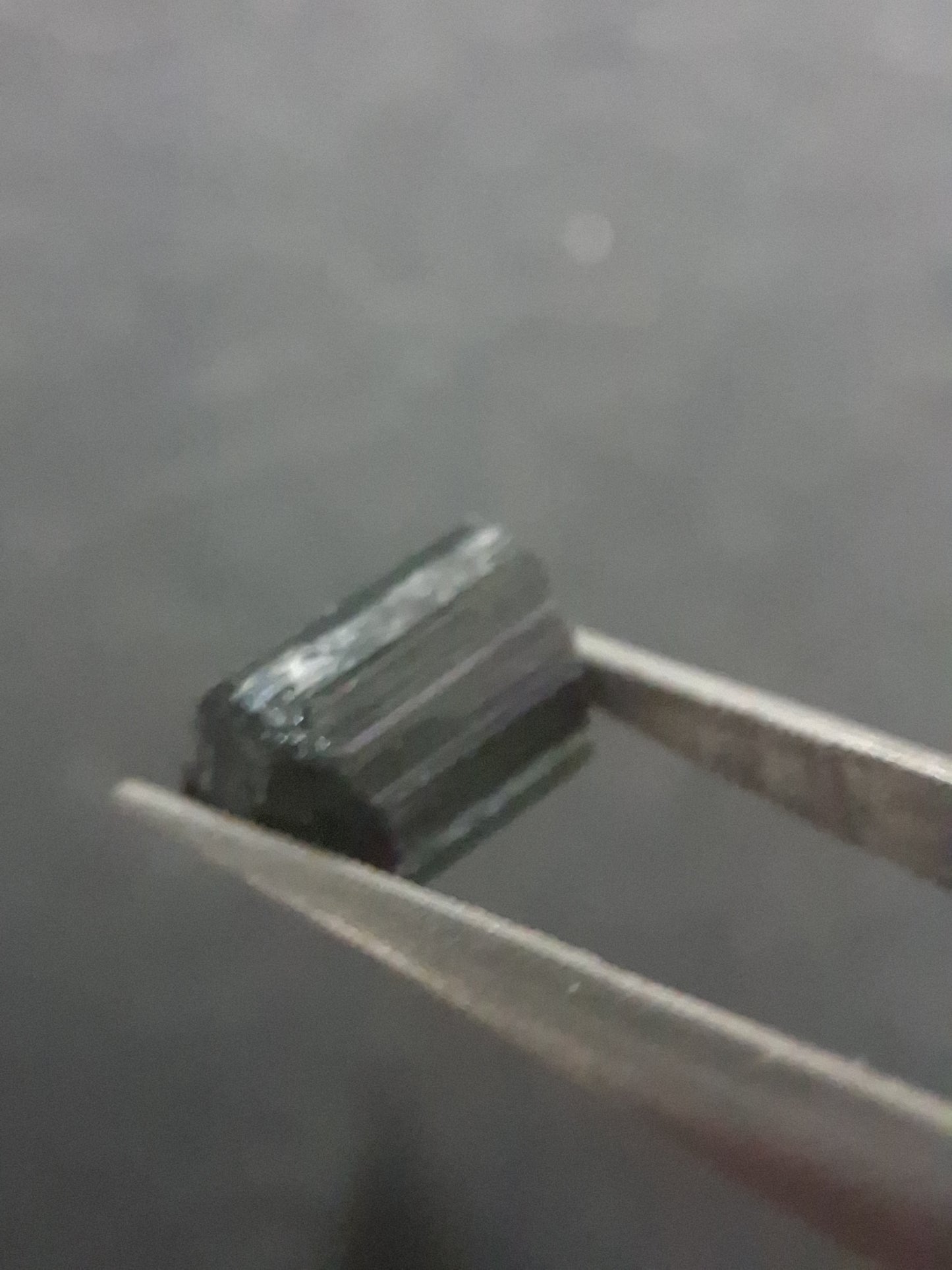 Rough tourmaline - for faceting or rough gemstone jewelry - 2.478 ct - deep green verdelite - Natural Gems Belgium