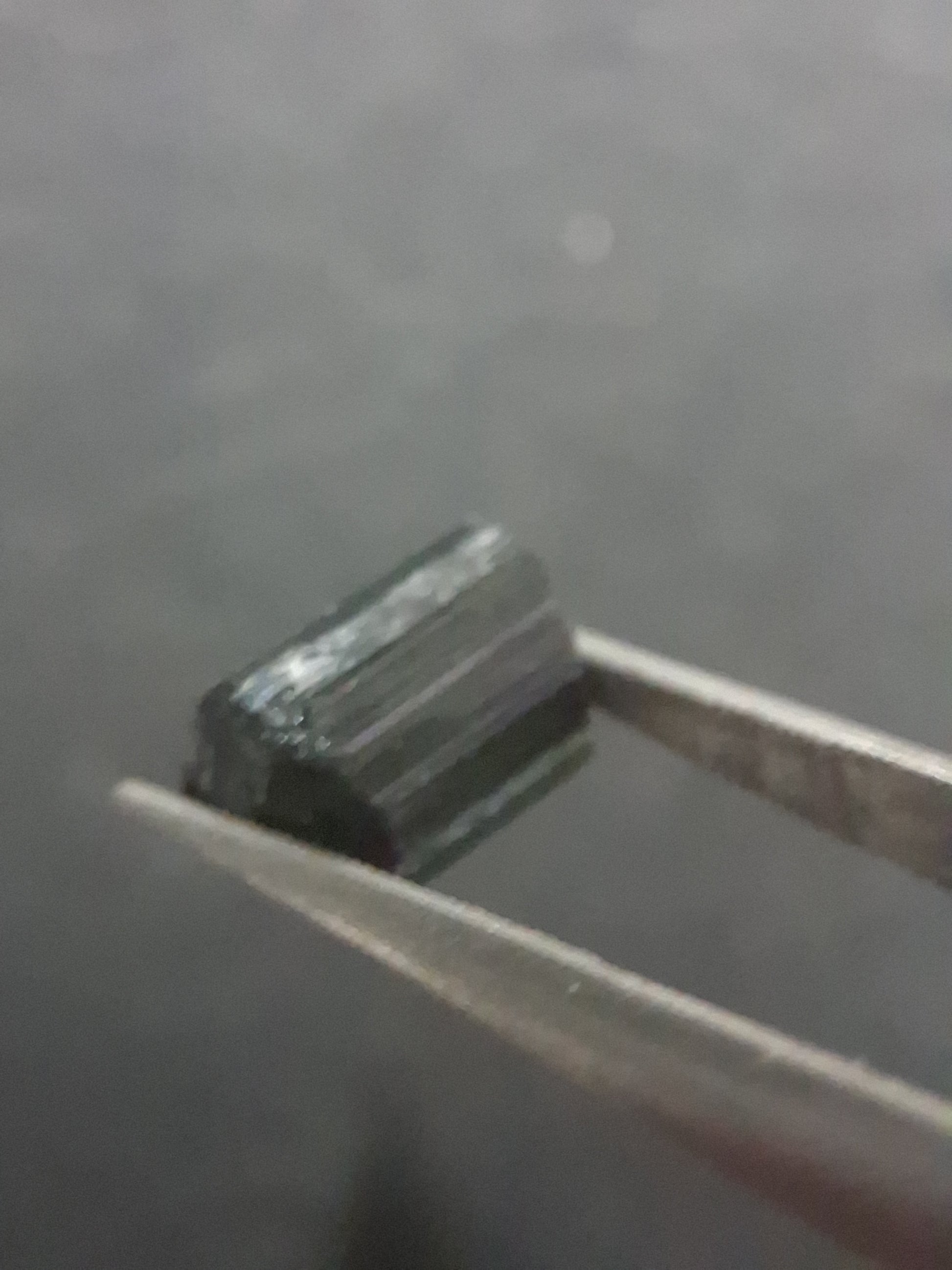 Rough tourmaline - for faceting or rough gemstone jewelry - 2.478 ct - deep green verdelite - Natural Gems Belgium