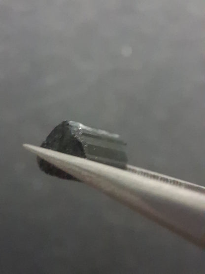 Rough tourmaline - for faceting or rough gemstone jewelry - 2.478 ct - deep green verdelite - Natural Gems Belgium