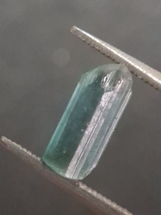 Rough tourmaline - for faceting or rough gemstone jewelry - 1.004 ct - bright bluish green - Natural Gems Belgium
