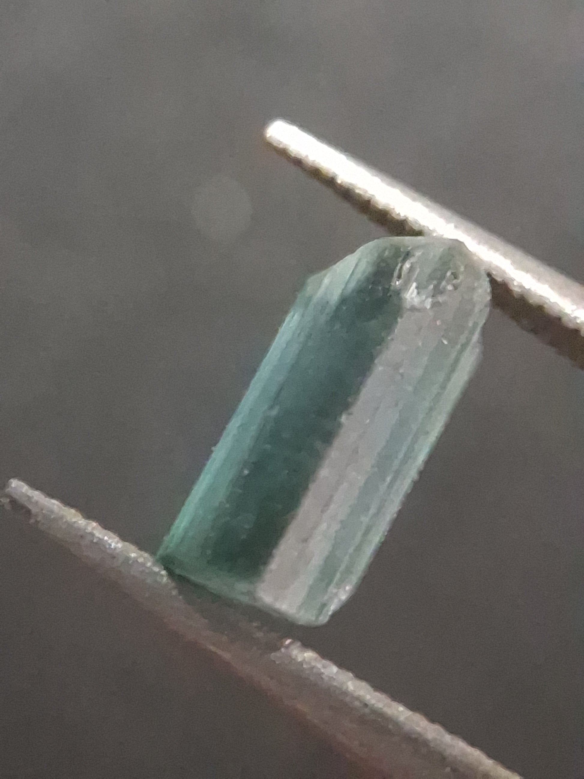 Rough tourmaline - for faceting or rough gemstone jewelry - 1.004 ct - bright bluish green - Natural Gems Belgium