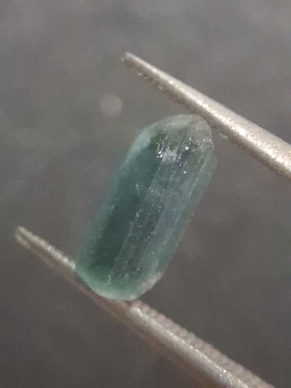 Rough tourmaline - for faceting or rough gemstone jewelry - 1.004 ct - bright bluish green - Natural Gems Belgium