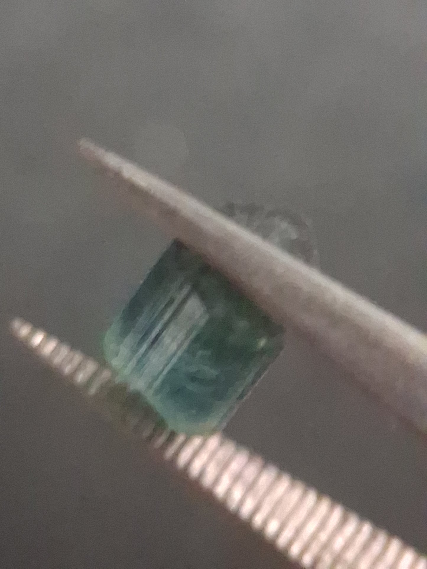 Rough tourmaline - for faceting or rough gemstone jewelry - 1.004 ct - bright bluish green - Natural Gems Belgium