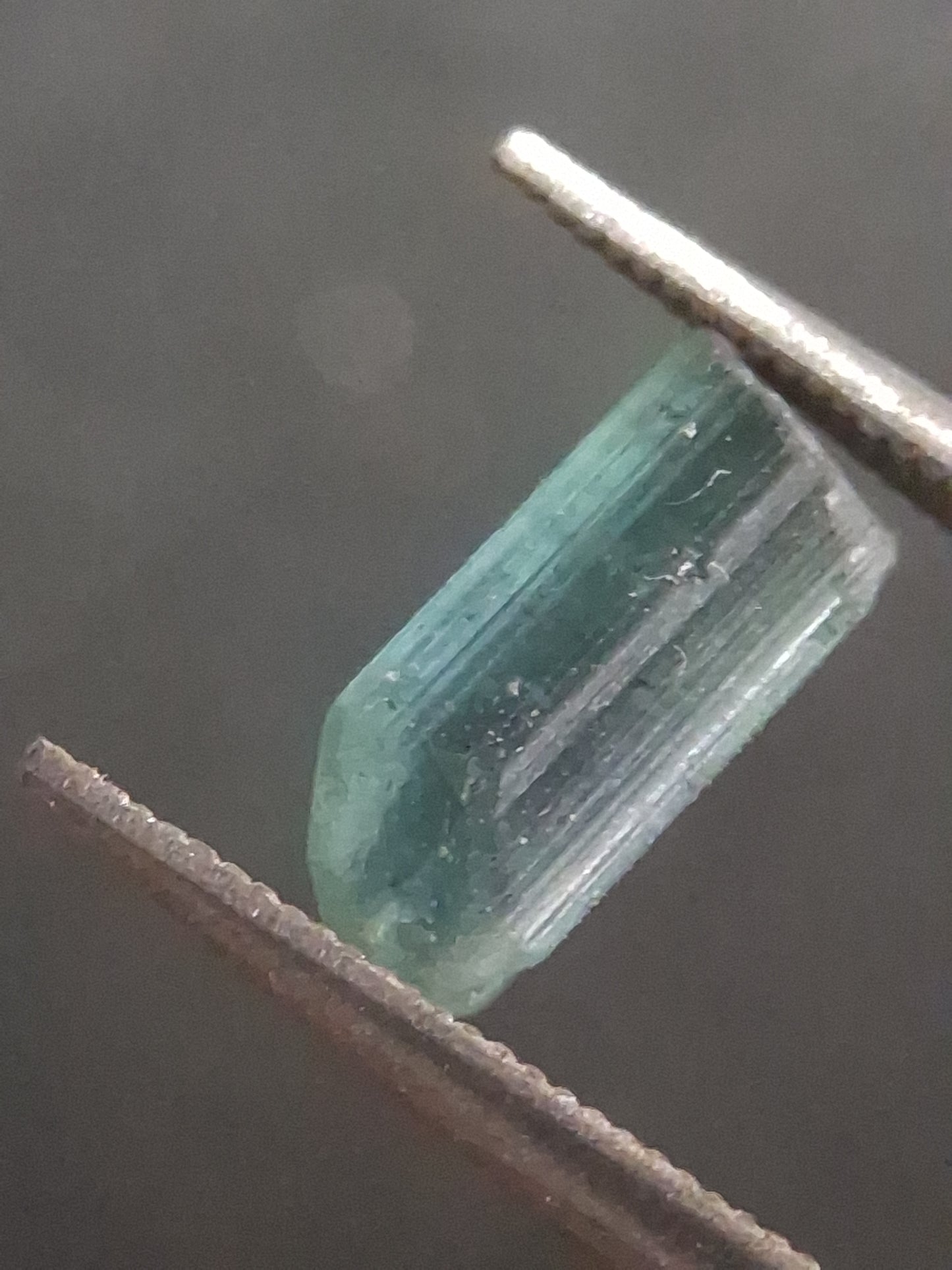 Rough tourmaline - for faceting or rough gemstone jewelry - 1.004 ct - bright bluish green - Natural Gems Belgium