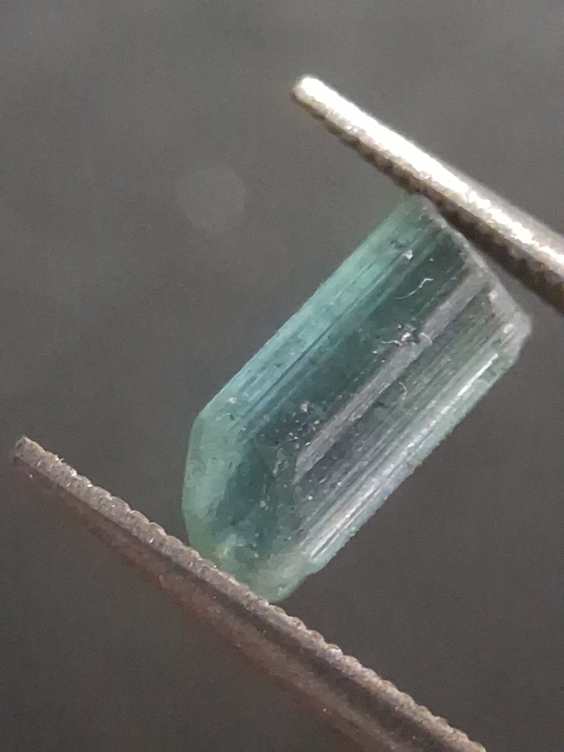 Rough tourmaline - for faceting or rough gemstone jewelry - 1.004 ct - bright bluish green - Natural Gems Belgium